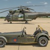 ケータハム・セブン360Rのカスタムモデルと英国空軍の「Puma HC2」ヘリコプター