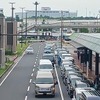 道路を一部封鎖、二重駐車の解消なるか…成田空港で試験開始