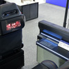 ＡＧＣの「車載ディスプレイ用加飾カバーガラス」（左：後席ディスプレイ、右：タッチ・ディスプレイ）