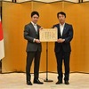 賞を受け取るCEOの加藤真平氏