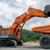 EX5600-7で採石をかき集め、EH3500AC-3に積み込む（2021年の納車イベント）