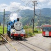 きかんしゃトーマス号（向かってひだり）とバスのバーティー　(c) 2024 Gullane (Thomas) Limited.