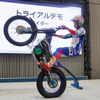 黒山健一選手によるヤマハの電動トライアルバイク「TY-E 2.2」デモンストレーション