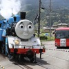 きかんしゃトーマス号（向かって左）とバスのバーティー　(c) 2024 Gullane (Thomas)