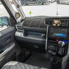 コクピットはAピラーまわりのスピーカー取り付けもあってオーディオカーらしいカスタム色を備えたデザインとなった。