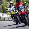 スズキ「Vストローム250」（手前）と「Vストローム250SX」（奥）
