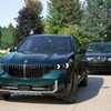 BMW X5 Edition 25 Jahre（手前）と初代X5