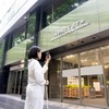 AI画像認識機能を用いて建物を確認している女性。写真の画像を音声で説明してくれる