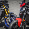 ヤマハ MT-09 SP（左）とドゥカティ モンスター＋（右）