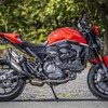 フレームがないバイクに見えるモンスターのスタイリング。タンクの下に小さなアルミモノコックフレームがあり、その重量はわずか3kg。