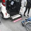 トヨタ自動車／ショートスロープ。後方にスペースがない場所でも車いすの乗り入れを可能にする。車体後部がニールダウンする機構も備える