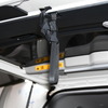 トヨタ自動車／バックドアを閉める際に手が届きやすくなる「シェイクバンド」。閉まるときにストラップが挟まるようなことがない