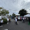 神奈川県藤沢市の湘南T-SITEは駐車場の雰囲気もいい。各社のブースが点在し、招待客に混じり買い物客も興味深くブースを訪問する。