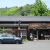 Honda e。古風な駅舎が特徴的な松尾寺駅にて。