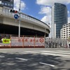 白鳥橋北詰（東詰）。写真奥が早稲田方面、手前が厩橋1丁目方面。上は首都高速5号線