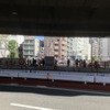 白鳥橋南詰（西詰）。写真左手の早稲田方面からきた都電は、左に曲がって白鳥橋を渡り、本郷台地に登って厩橋1丁目方面へ向かった