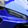 フロントカウル左右には、LEDのポジションランプを装備。上下２段に分割され、よりシャープな印象を与えている。