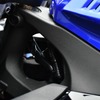 フレームのヘッドパイプ部分には大胆な穴開け加工が施され、剛性としなりのバランスが図られている。