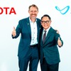 Joby ジョーベン・ビバート 創業者兼CEO（左）、トヨタ自動車 豊田章男 代表取締役会長（右）