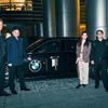 日頃は自転車で通勤するメンバーもいい中、BMW7シリーズによる送迎に感激の様子