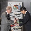 Bresters FIVA会長よりトロフィーを受け取るマツダの廣瀬一郎CTO