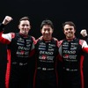 マイク・コンウェイ(左)、小林可夢偉(中央)、ニック・デ・フリース(右)