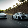初代アウディ R8 GT クーペ（右）とR8 クーペ V10 GT RWD（右）