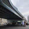 廃止予定のKK線高架。右奥から登ってくるランプは西銀座入り口、高架下は外堀通り