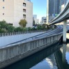 左が八重洲トンネル北口、右奥が神田橋JCT。右上の高架は地下化され、八重洲トンネル内で分離・合流することになる