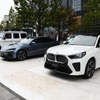 手前からBMW iX2 Xドライブ30 Mスポーツ、BYDシールAWD、メルセデス・ベンツG580ウィズEQテクノロジー／（行幸通り会場）