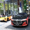 右がBMW i7 M70、左奥がマクラーレン・アルトゥーラ／（丸ビル会場）