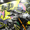 意外な“珍客”も？ 跨り試乗もできる「まるで装甲車」なヤマハ『駆動125』が東京コミコンに出現