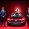 メルセデス・ベンツ日本社長兼CEOノゲルティンガー剛氏(左)とメルセデスマイバッハブランドの責任者　ダニエル・レスコー氏(右)