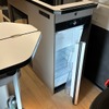 エントランスすぐの冷蔵庫は両開き