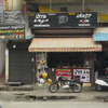 インド・バンガロール市内。バイク大国とあって、街のいたるところにバイク関連ショップが並ぶ