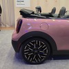 PANTONE（パントン）社が発表した2025年のテーマカラー「モカムース」で塗装された新型MINI『クーパーコンバーチブル』