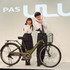 ヤマハの通学モデルの新型電動アシスト自転車『PAS ULU』と、CMキャラクターの稲垣来泉さん、小田推真さん