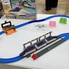 連結！ E8系つばさ＆トミカアーチ踏み切りセット（タカラトミー）
