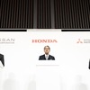 向かって左から日産自動車の内田社長、ホンダの三部社長、三菱自動車の加藤社長（12月23日）