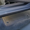 シート下純正ウーファー位置にはイートンのBMW専用ユニットであるB-195NEOをインストールし低音を補っている。