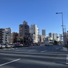 豊洲駅前交差点。手前が和光市方面、奥が住吉方面、ゆりかもめ豊洲駅は右手