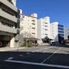 枝川3丁目。左は深川消防署枝川出張所、延伸線は前方の建物の地下を抜ける