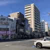 扇橋2丁目交差点。左手前が豊洲方面、右奥が住吉方面。直交するのは清洲橋通りだ