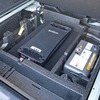 ラゲッジフロアのパネルを開けるとフロア下にパワーアンプが現れる。スペアタイヤスペースを使ったインストールでスマート。