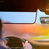 透明なディスプレイにドライブ情報を表示する自動防眩サンバイザー