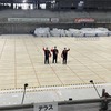 テラスからの眺め。選手の足元に引いてある白い線がコートを示している