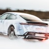 ポルシェ『タイカン』が氷上EV連続ドリフトでギネス世界新記録。17.503kmを走破