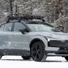 ［15秒でニュース］ボルボ『EX30クロスカントリー』スクープ…電動SUVタフネス仕様はデュアルモーターAWDか