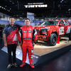 2023年のアジアクロスカントリーラリーには新型トライトンで出場。左が増岡浩監督、右がドライバーのチャヤポン・ヨーター選手