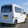 ホンダ N-VAN e: L4のリアビュー。室内容積重視のハイルーフボディ。